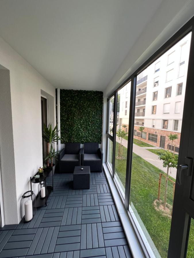 Appartement Avec Son Jardin D'Hiver Poissy Exterior photo